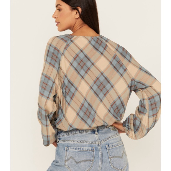 CLEO + WOLF WOMEN'S PLAID PRINT BLOUSON CROSSOVER TOP. NWT - Picture 3 of 3